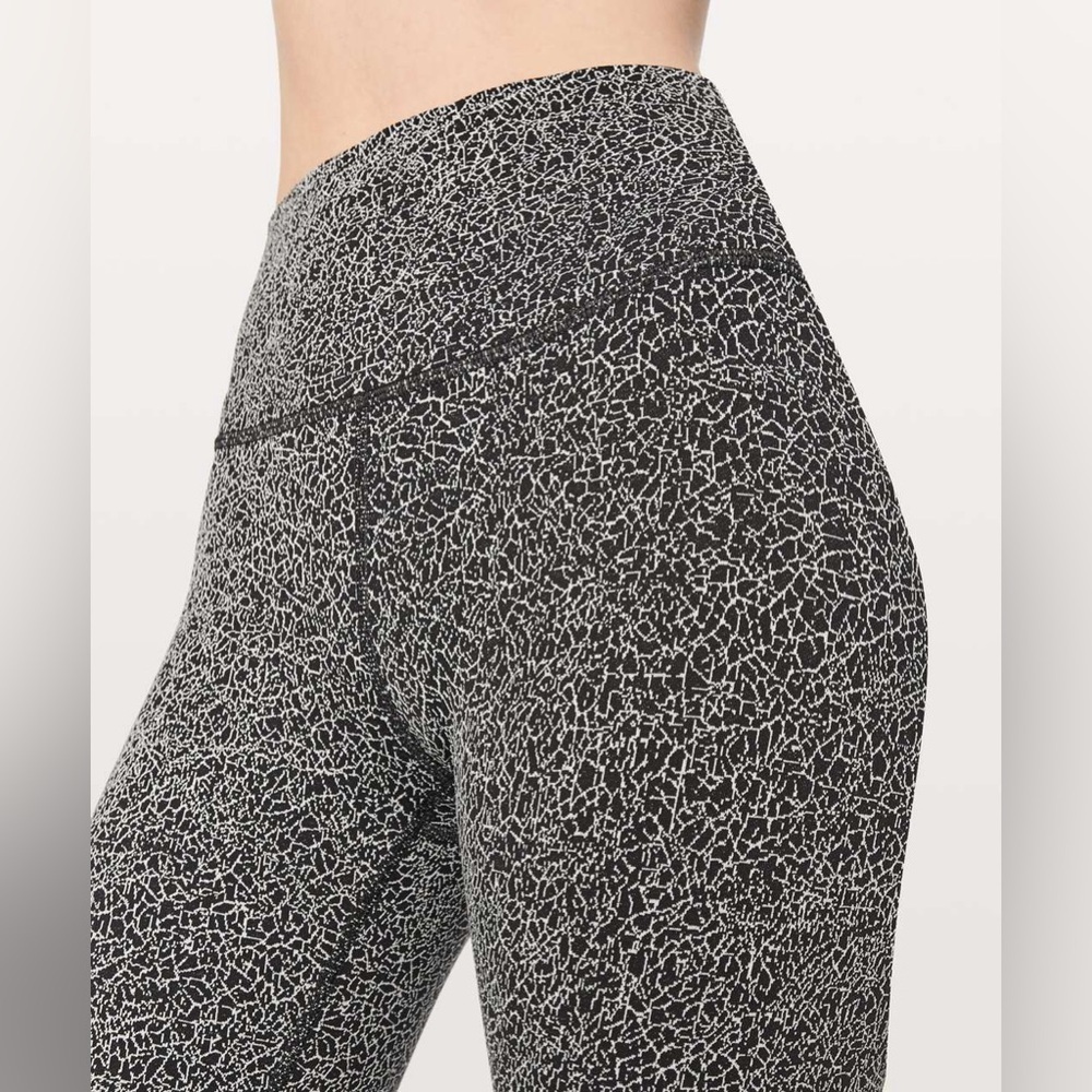 Lululemon Wunder Under Hi Rise Tight 17” Luon Crackle Jaquard Black White Size 4
